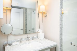 Suite Junior, 1 très grand lit | Salle de bain | Articles de toilette (gratuits), séchoir à cheveux, peignoirs