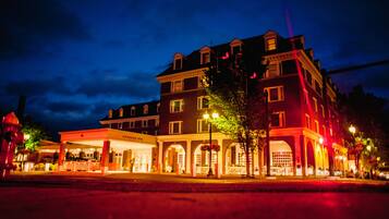 Fachada de la propiedad por la tarde o noche