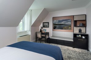 Classic Room, 1 King Bed | In-room safe, desk, laptop workspace, blackout drapes