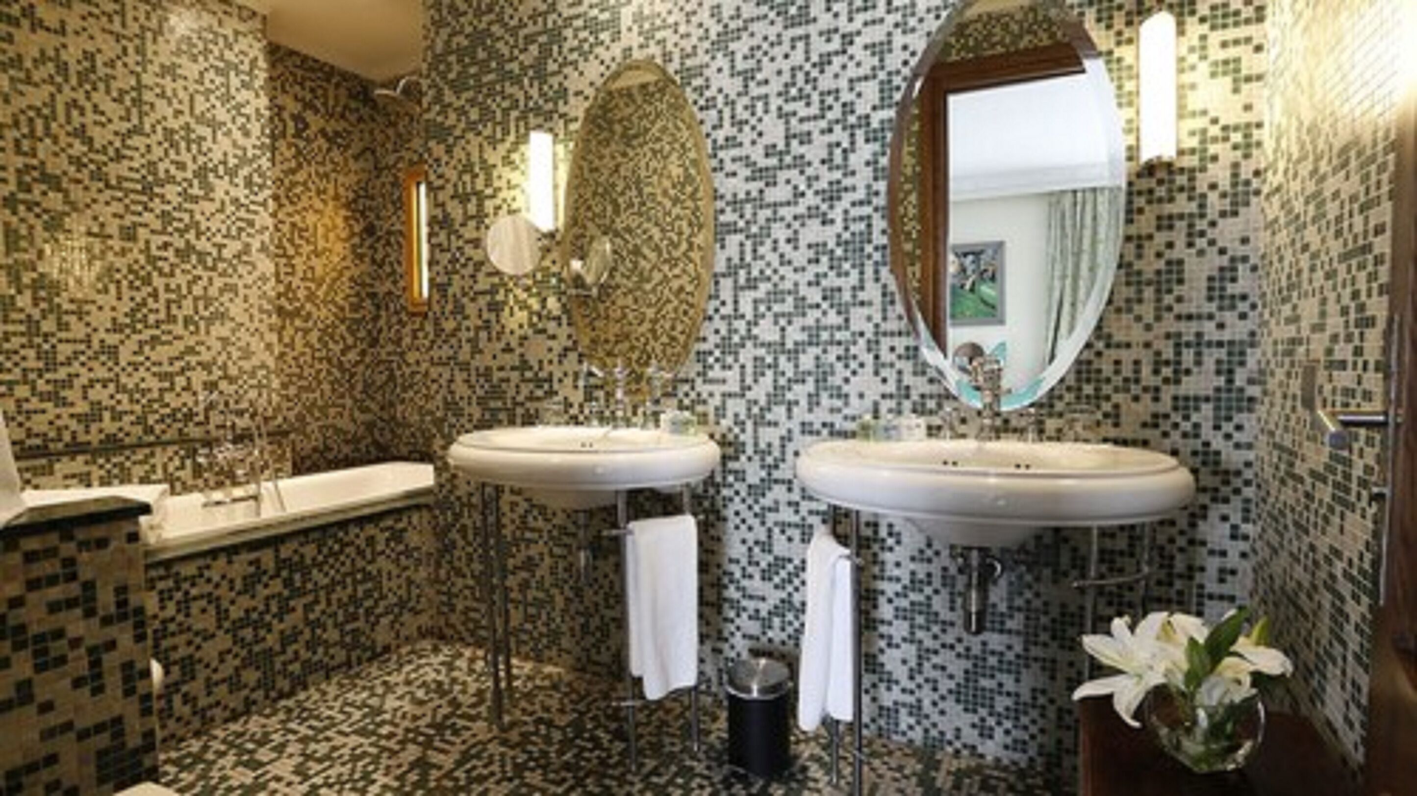 junior suite | bathroom | separate bathtub and shower, deep-soaking bathtub, rainfall showerhead