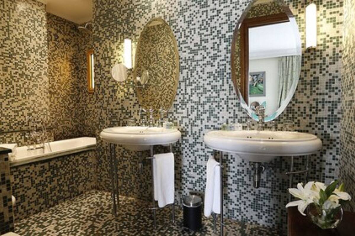 junior suite | bathroom | separate bathtub and shower, deep-soaking bathtub, rainfall showerhead