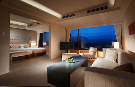 In-room safe, desk, blackout drapes, iron/ironing board. Toba Hotel International