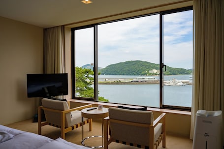 In-room safe, desk, blackout drapes, iron/ironing board. Toba Hotel International
