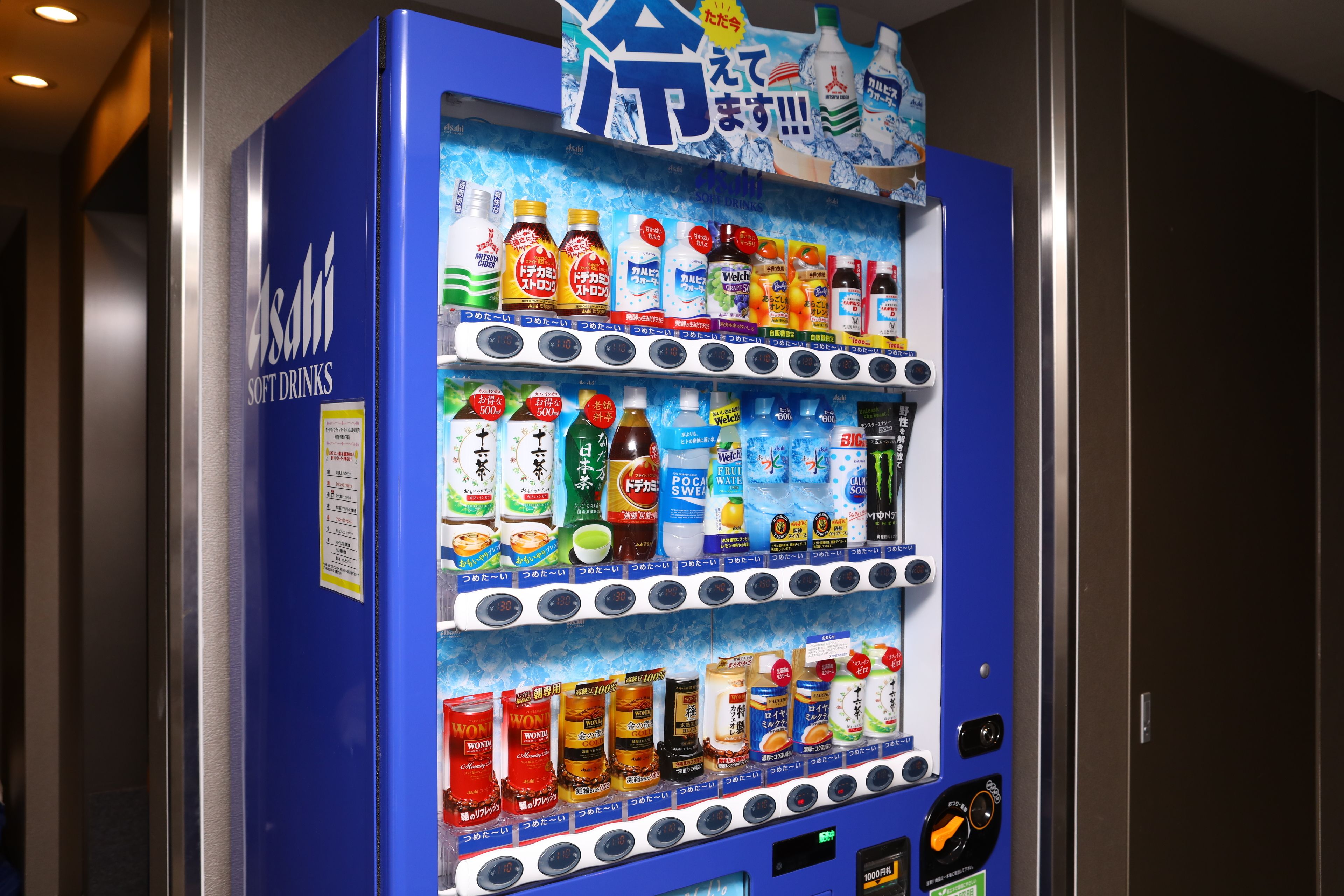Máquina expendedora con diversas opciones de bebidas, como refrescos y aperitivos.