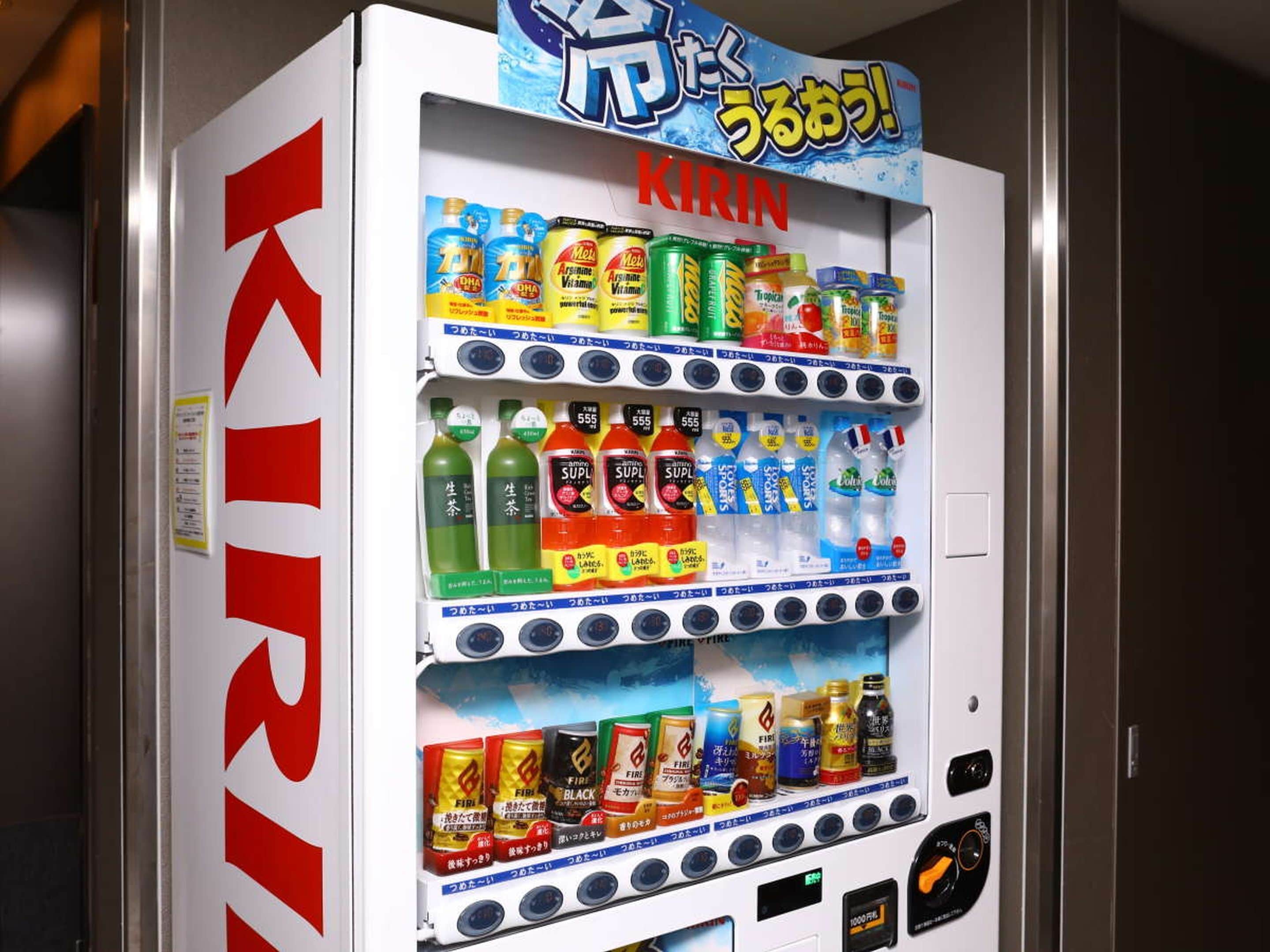 Máquina expendedora con diversas bebidas y aperitivos.