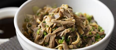 Un plat de viande sautée aux légumes.