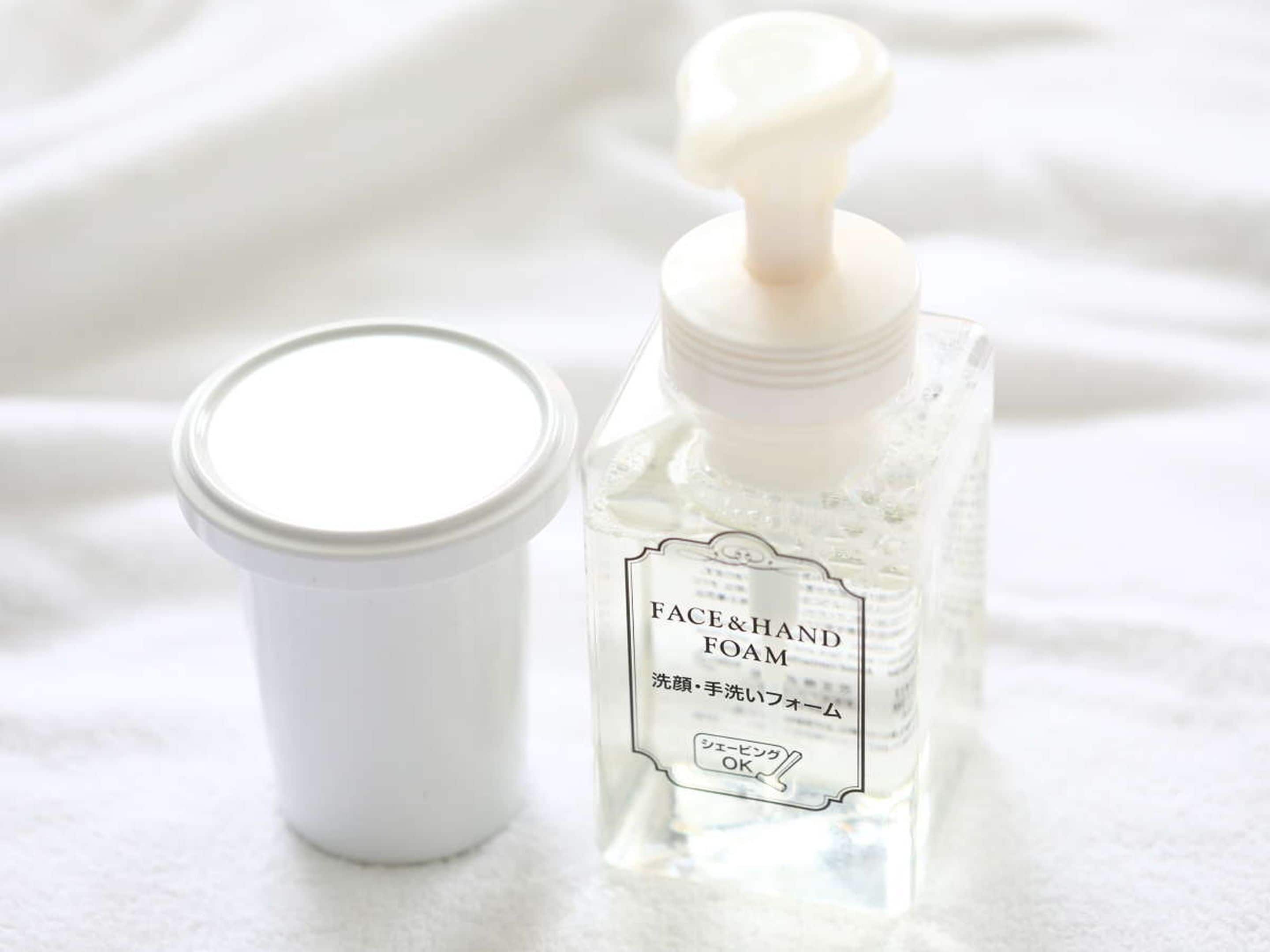 combined shower/bathtub, free toiletries, hair dryer, slippers