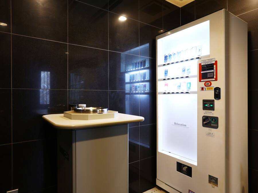 Un ascenseur moderne doté d’un écran numérique, d’un petit lavabo et d’un miroir.