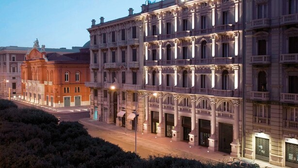 Un edificio histórico con varios pisos, ventanas amplias y balcones.