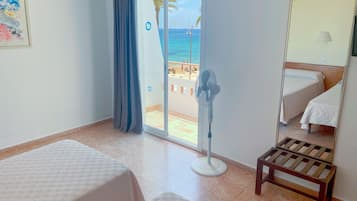 Quarto casal standard, 2 camas de solteiro, vista parcial para o mar | Escrivaninha, cortinas blackout, ferros/tábuas de passar roupa