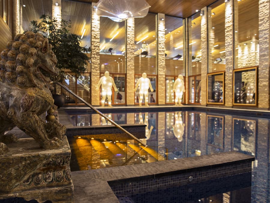 Una piscina cubierta