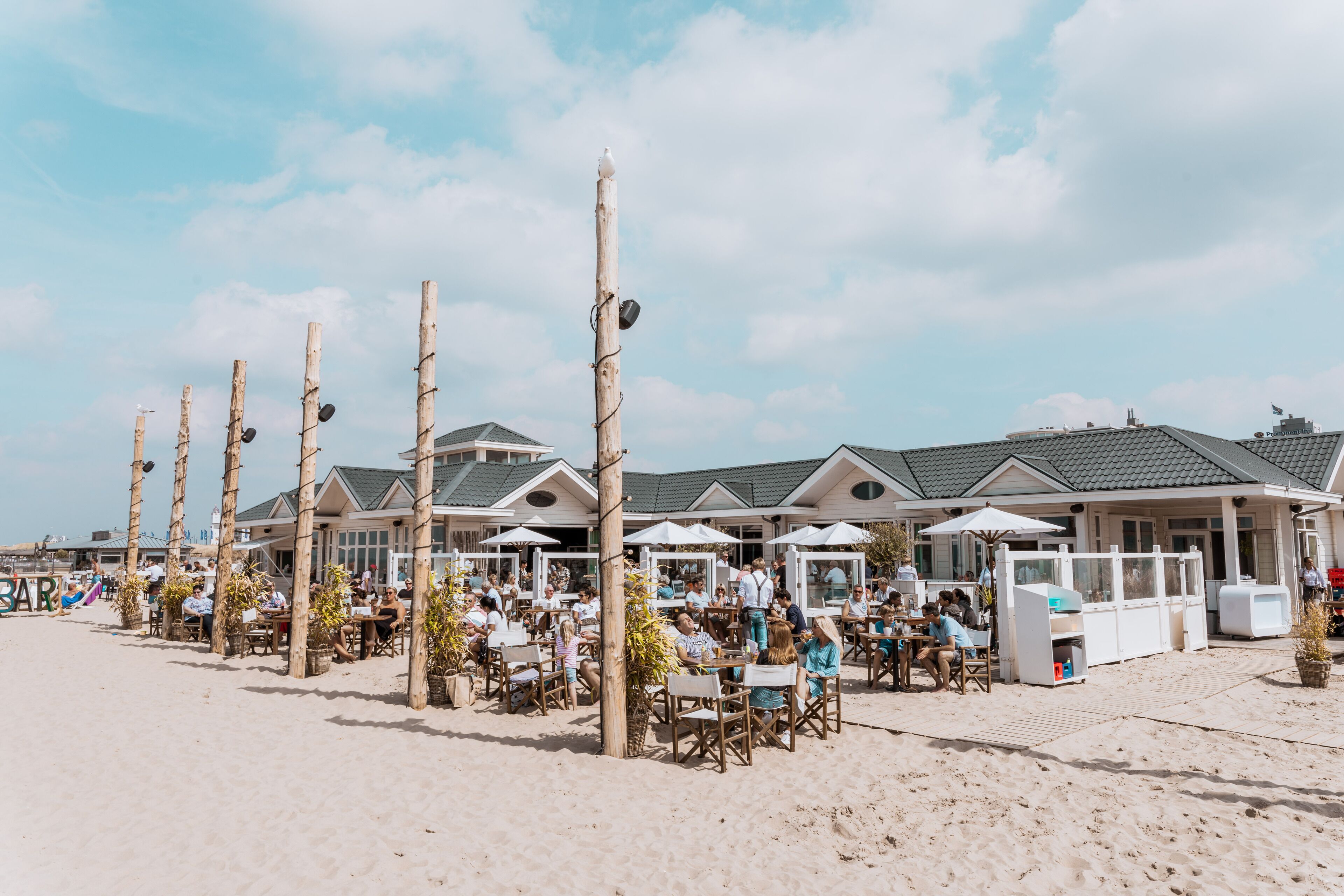 Gần bãi biển, 13 quán bar trên bãi biển 