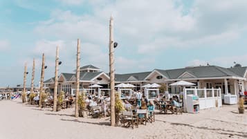 Una playa cerca, 13 bares en la playa