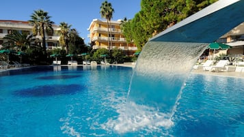 2 outdoor pools, an infinity pool, pool umbrellas, pool loungers