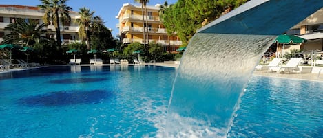 2 piscinas externas, piscina infinita, guarda-sóis, espreguiçadeiras