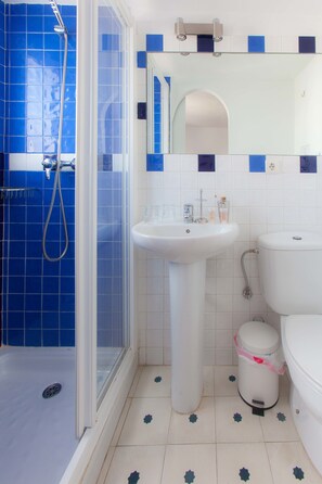 Double Room, Ground Floor | Bathroom | Shower, hair dryer, towels, soap - La Estrella de Tarifa (Tarifa)