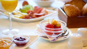 TĂ€gliches inbegriffenes FrĂŒhstĂŒcksbuffet