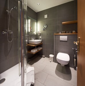 Traditional Double Room | Bathroom | Hair dryer, bathrobes, slippers, towels - NaturKulturHotel Stumpf (Neunkirchen)