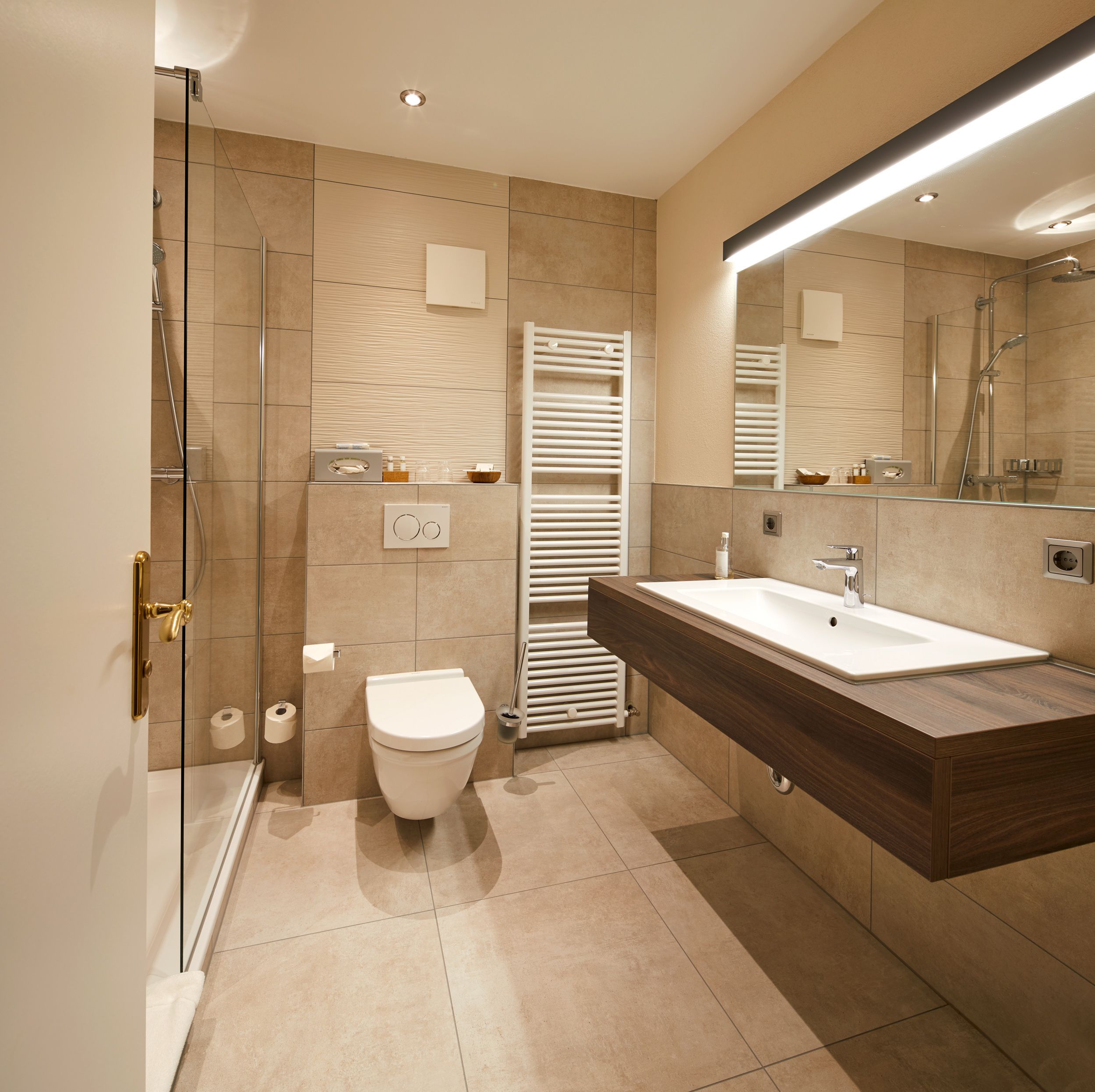 deluxe double room | bathroom | hair dryer, bathrobes, slippers, towels