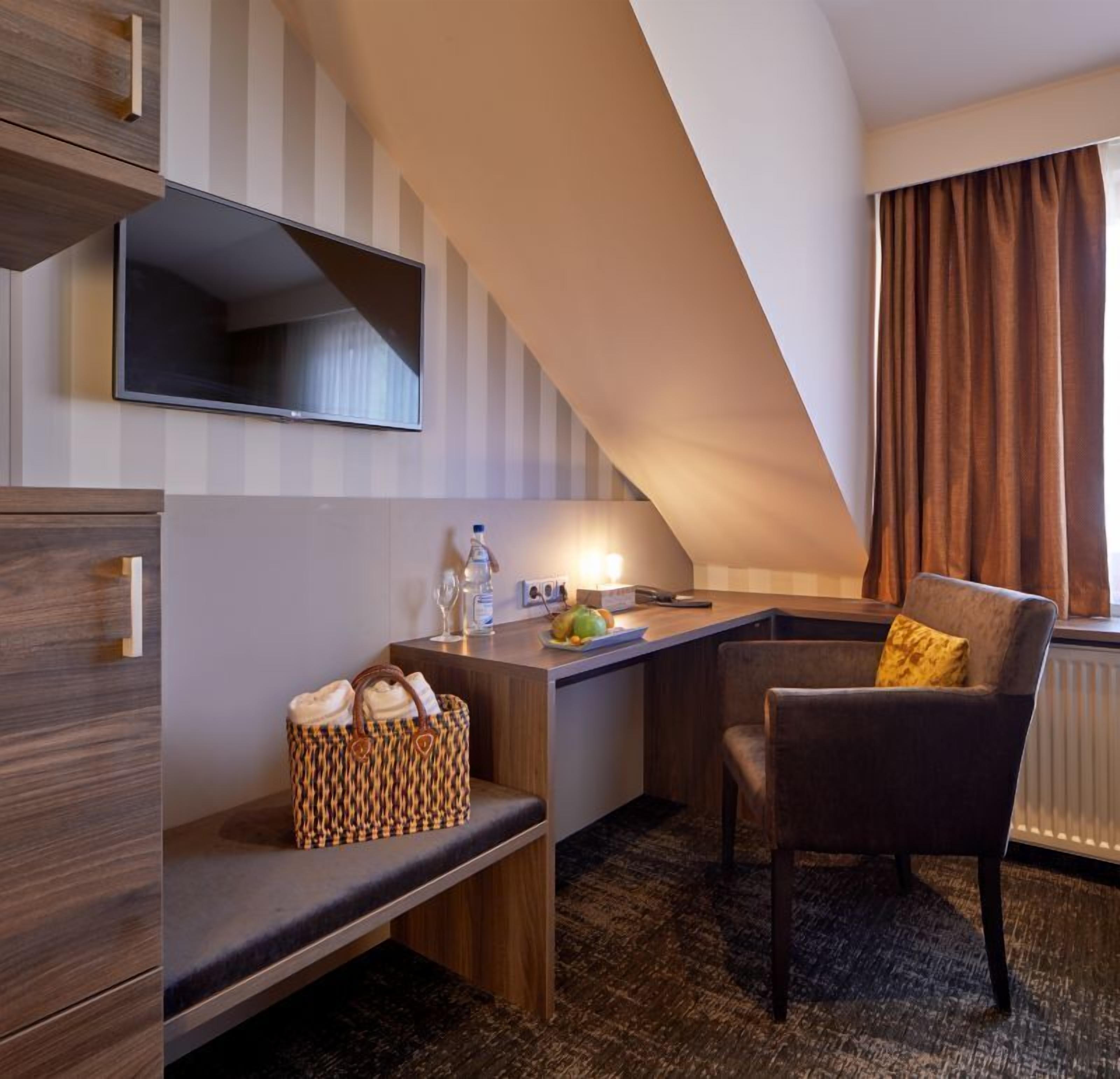 single room | room amenity