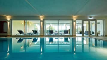 Indendørs pool, åben fra kl. 07.00 til kl. 21.00, liggestole