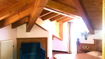 Caja de seguridad en la habitación, escritorio y cortinas blackout