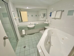 Free toiletries, hair dryer, towels, toilet paper - Beaches Holiday Resort (Port Macquarie)