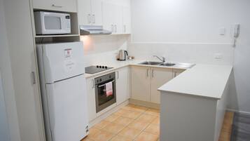 Full-size fridge, microwave, oven, stovetop