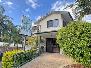 A resort building with a sign indicating 'Beaches Resort Holiday Apartments.' - Beaches Holiday Resort (Port Macquarie)