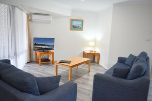 40-inch flat-screen TV with cable channels, LCD TV, streaming services - Beaches Holiday Resort (Port Macquarie)