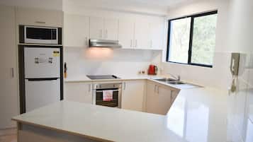 Coffee/tea maker, full-size fridge, microwave, oven