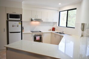Full-sized fridge, microwave, oven, stovetop - Beaches Holiday Resort (Port Macquarie)
