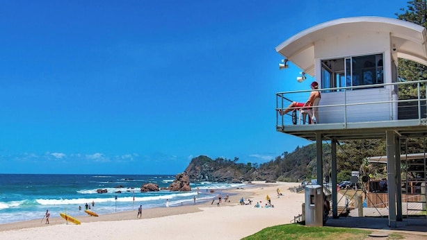 Una torre de salvavidas con vista despejada a la playa y al océano.