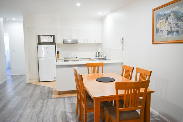 Full-sized fridge, microwave, oven, stovetop