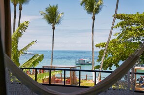 Quarto Deluxe com Cama de Casal, Varanda e Vista do Mar da Terceira Praia | Minibar, in-room safe, free WiFi, bed sheets - Pousada Caeira (Cairu)