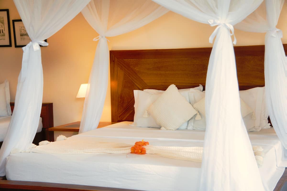 Quarto Luxo Triplo Terceira Praia | Minibar, in-room safe, free WiFi, bed sheets