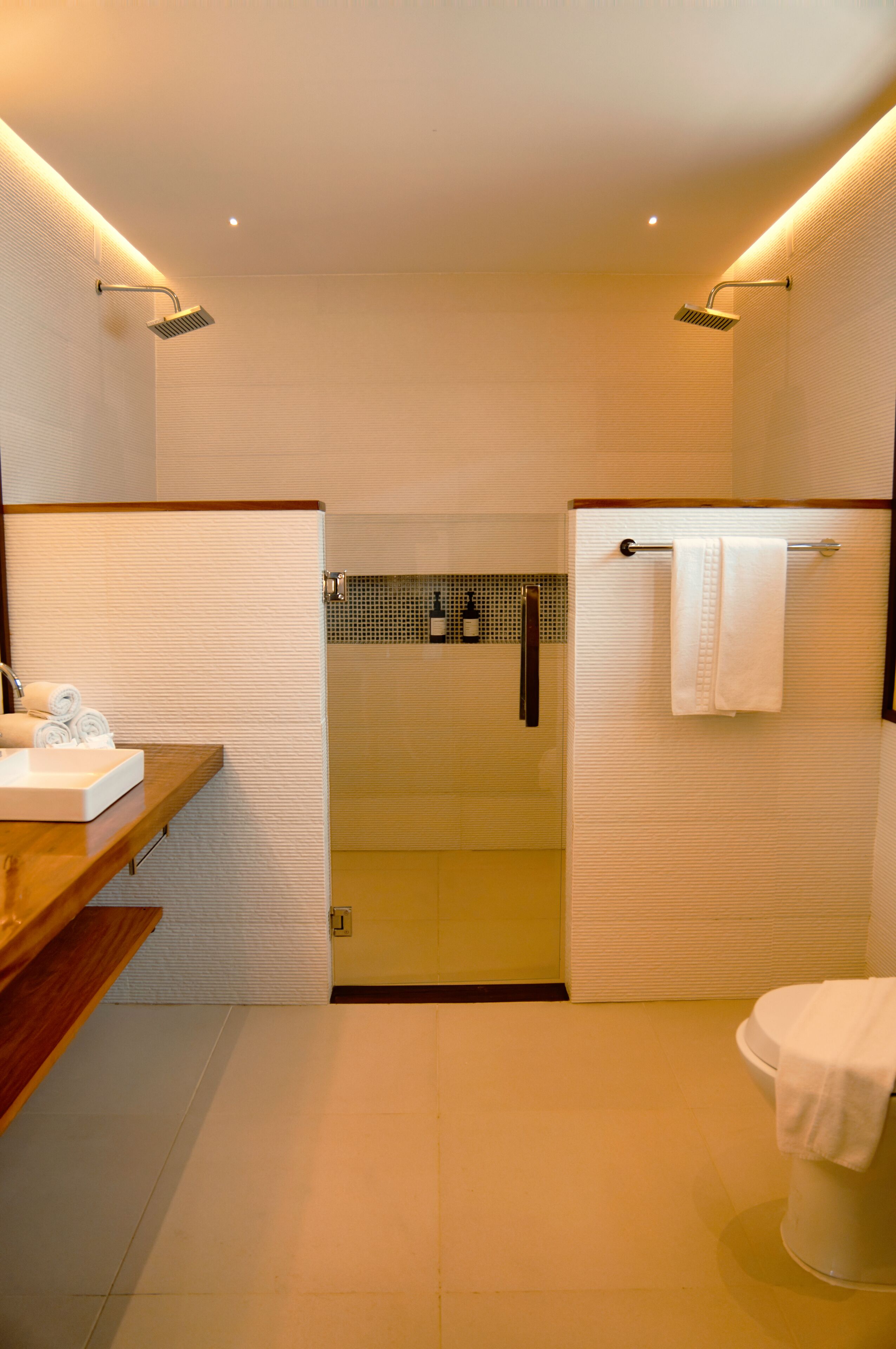 Ein modernes Badezimmer mit Dusche, Toilette und Waschtisch.
