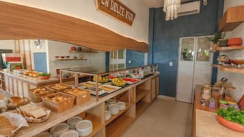 A buffet area with various food items and a sign that reads "LA DOLCE VITA".