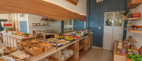 A buffet area with various food items and a sign that reads "LA DOLCE VITA".