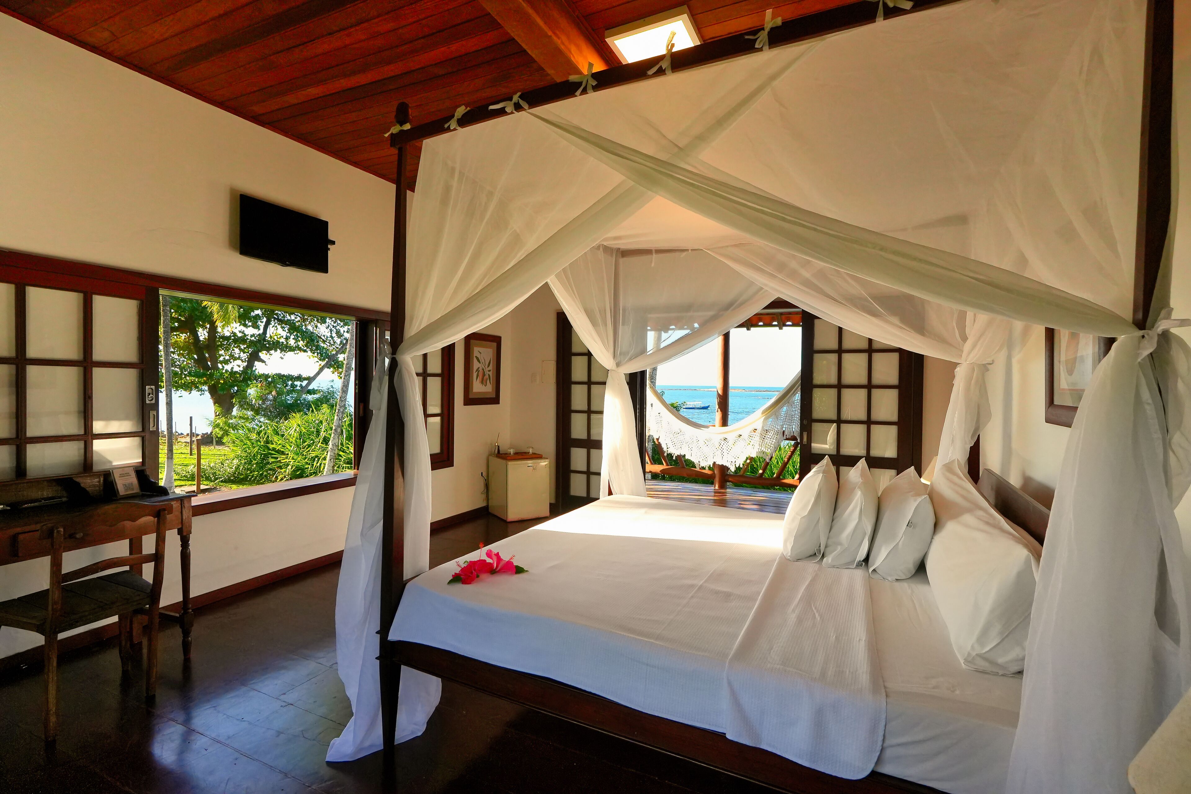 Quarto com Cama de Casal com Vista do Mar da Terceira Praia | Minibar, in-room safe, free WiFi, bed sheets