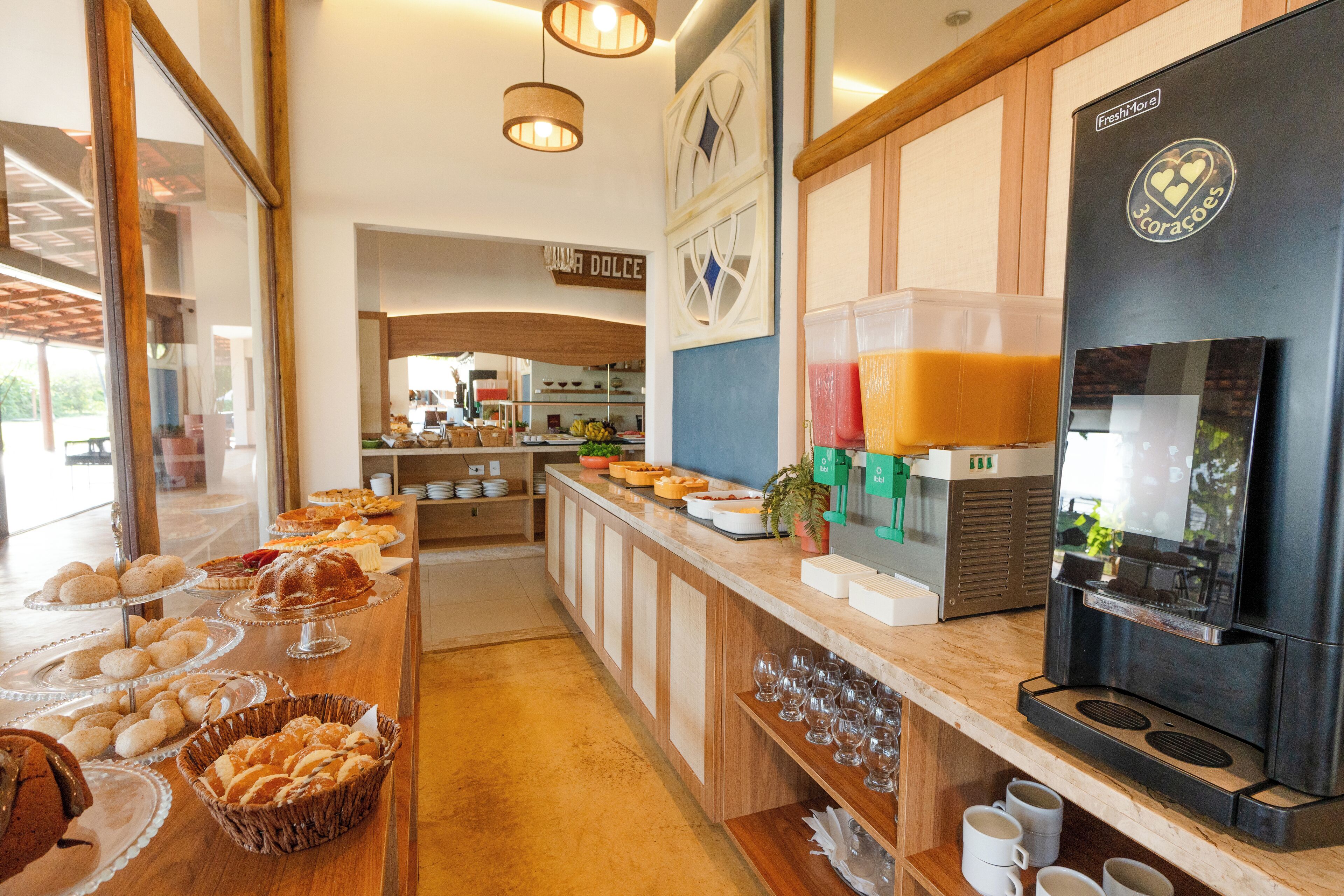 Un buffet de petit-déjeuner proposant diverses pâtisseries et un espace dédié au café.