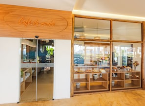 Café da manhã com buffet grátis todos os dias