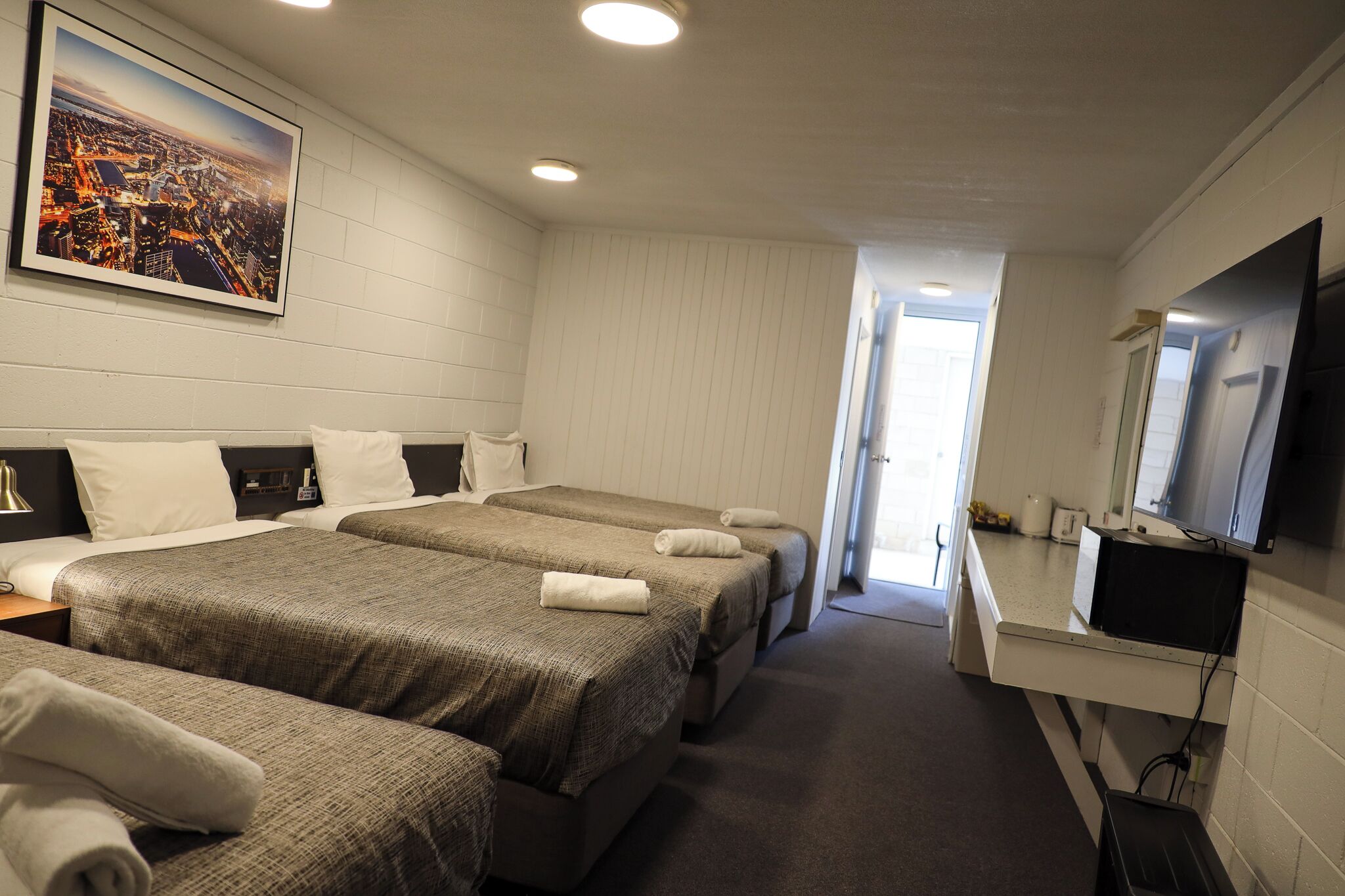 Ropa de cama de alta calidad, muebles diferentes y escritorio 