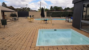 Kauden mukainen ulkouima-allas