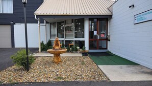A building with a sign indicating a motel reception and a restaurant. - Bendigo Motor Inn (Kangaroo Flat)