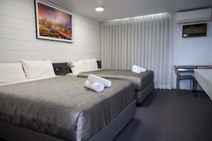 Premium bedding, individually furnished, desk, bed sheets - Bendigo Motor Inn (Kangaroo Flat)