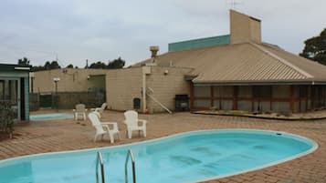 Una piscina al aire libre de temporada