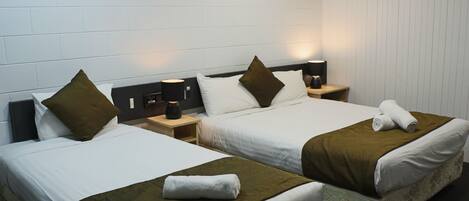 Habitación superior | Muebles diferentes, escritorio y ropa de cama