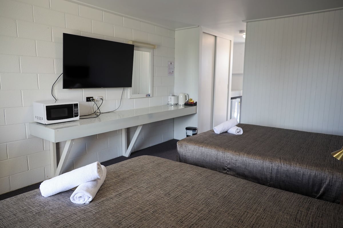 Ropa de cama de alta calidad, escritorio y muebles diferentes 