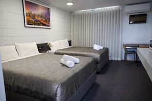 Rom – superior, 2 queensize-senger | Sengetøy av topp kvalitet, individuelt innredet, skrivebord og sengetøy